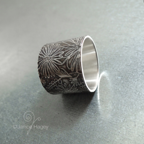 Asters Pattern Wide Band Ring