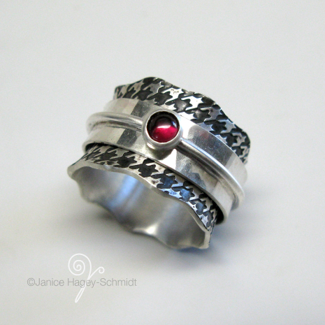 Houndstooth Spinner Ring with 4mm garnet stone