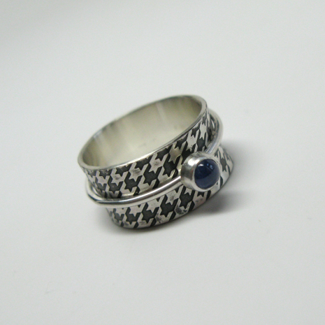 Houndstooth Spinner Ring with 4mm sapphire stone