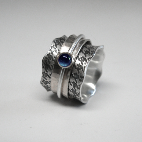 Houndstooth Spinner Ring with 4mm sapphire stone