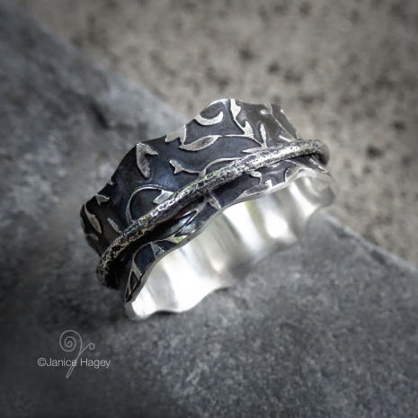 Leaf Pattern Spinner Ring