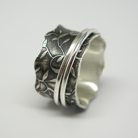 Leaf Pattern Spinner Ring