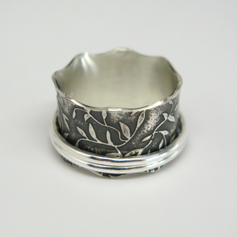 Leaf Pattern Spinner Ring