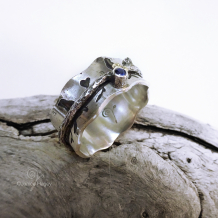 Small Birds on a Branch Spinner ring with Sapphire