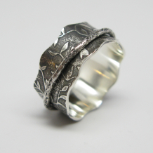 Leaf Pattern Spinner Ring Brushed Finish