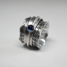 Houndstooth Spinner Ring with Sapphire